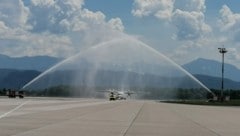 Bei ihrer ersten Landung am Flughafen in Klagenfurt wurde die Sky Express-Maschine traditionell mit Wasserfontänen getauft. (Bild: Airport Klagenfurt)