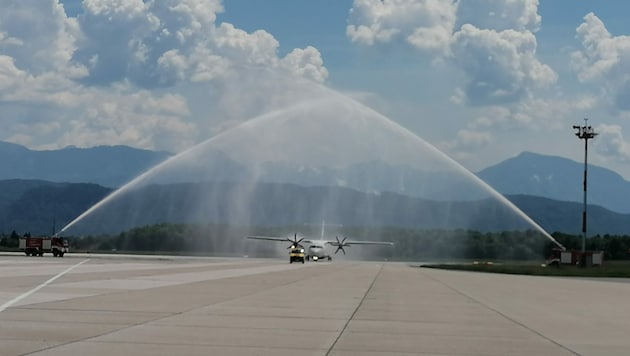 Bei ihrer ersten Landung am Flughafen in Klagenfurt wurde die Sky Express-Maschine traditionell mit Wasserfontänen getauft. (Bild: Airport Klagenfurt)