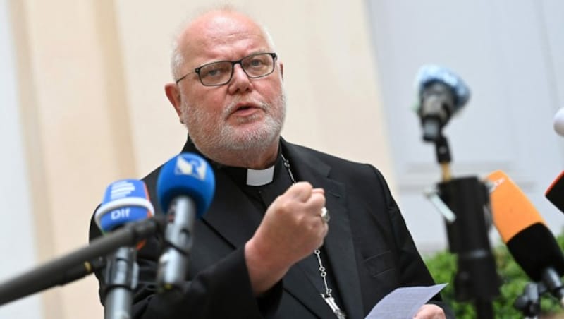 Kardinal Reinhard Marx informierte die Öffentlichkeit im Rahmen einer Pressekonferenz über sein Rücktrittsgesuch. (Bild: APA/AFP/LENNART PREISS)