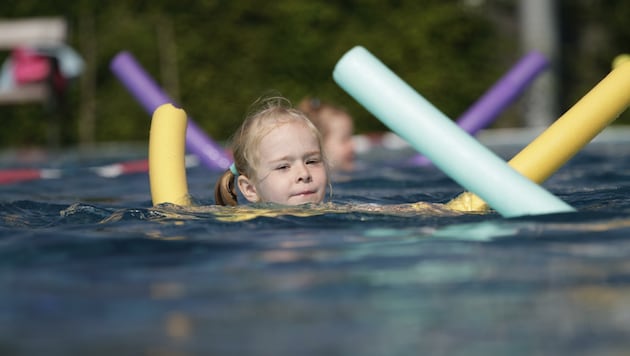 Kinder lieben das Wasser. Ein Schwimmkurs trägt dazu bei, dass sie auch sicher sind. (Bild: Schütz Markus)