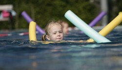 Kinder lieben das Wasser. Ein Schwimmkurs trägt dazu bei, dass sie auch sicher sind. (Bild: Schütz Markus)
