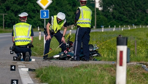 Polizisten sicherten die Spuren an der Unfallstelle an der B3 in Saxen. (Bild: Kerschbaummayr Werner)