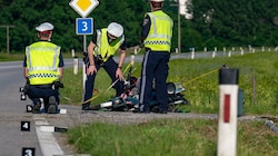 Polizisten sicherten die Spuren an der Unfallstelle an der B3 in Saxen. (Bild: Kerschbaummayr Werner)