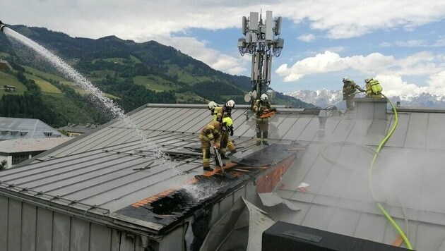Ein Dachstuhl in St. Johann im Pongau geriet in Brand. (Bild: FF St. Johann)