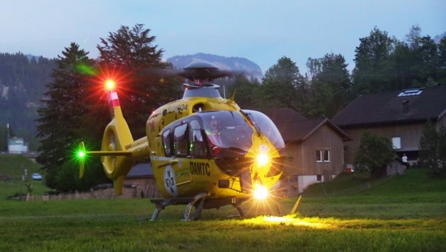 Der Notarzthubschrauber musste das Kind zur weiteren Behandlung ins Landeskrankenhaus nach Feldkirch fliegen. (Bild: Maurice Shourot)