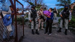 Soldaten der Nationalgarde bewachen das Gelände der Mine, in der die Männer verschüttet wurden. (Bild: EPA/Miguel Sierra)