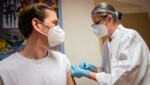 Sebastian Kurz erhielt im Rahmen der betrieblichen Impfung im Bundeskanzleramt seine erste Teilimpfung mit dem Vakzin von AstraZeneca. (Bild: Arno Melicharek)
