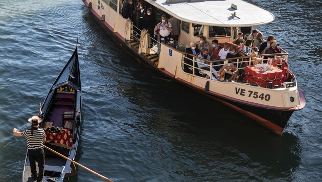 In solch einem „Vaporetto“ (rechts) spielten sich am Samstag in Venedig wilde Szenen ab (Archivbild). (Bild: AFP)