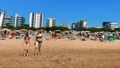 Wenn sich Urlauber von ihren Liegen ins Meer bewegten, startete der Dieb mit seiner „Arbeit“. (Bild: zVg)