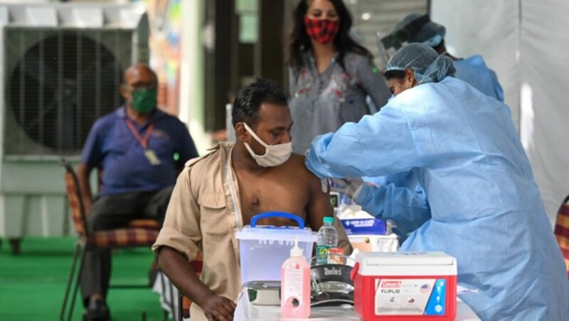 Impfung mit Covishield in einer Impfstraße in Neu-Delhi (Bild: AFP)