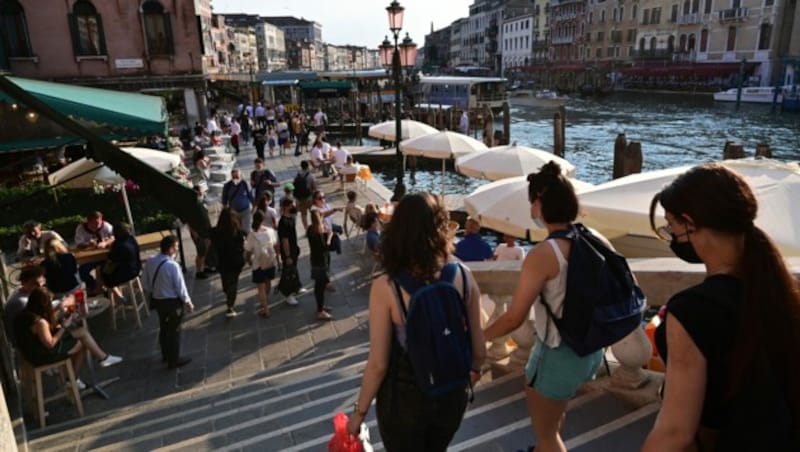 Touristen am Grand Canal in Venedig (Bild: AFP)