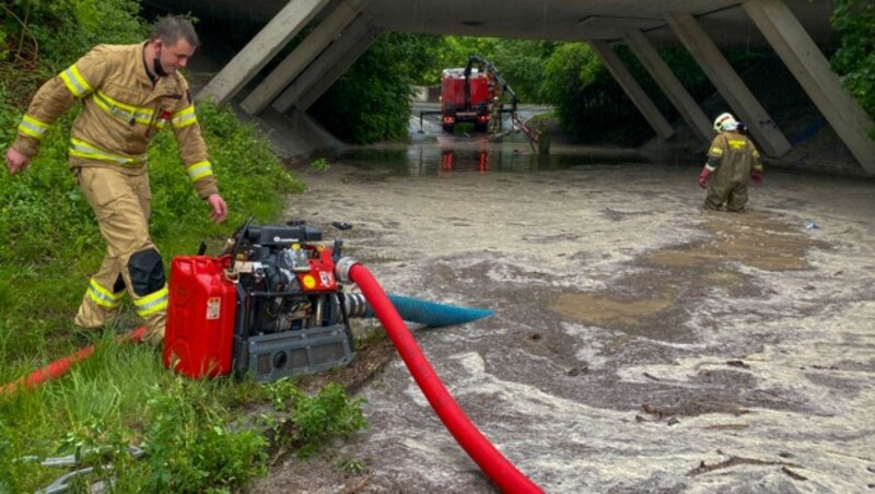 Den ganzen Samstagabend hatten Florianis mit Unwetterfolgen zu kämpfen. (Bild: Zeitungsfoto.at/Team)