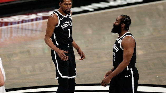 Brooklyn-Nets-Star James Harden (re.) musste verletzt von Court. (Bild: AP)