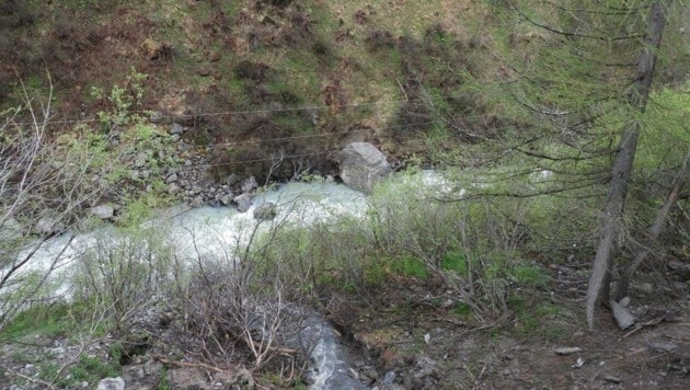 Der etwa 30 bis 40 Kubikmeter große Felsblock blieb im Bachbett der Ötztaler Ache liegen. (Bild: Land Tirol)