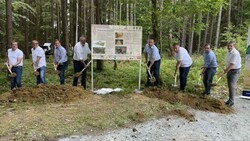 Beim Spatenstich mitten im Wald wurde der Grundstein für die Wanderroute gelegt. (Bild: Schulter Christian)