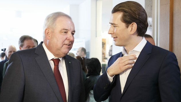 Der steirische Landeshauptmann Hermann Schützenhöfer verteidigt ÖVP-Chef und Bundeskanzler Sebastian Kurz, kritisiert aber „manche sonst aus seinem Umfeld“. (Bild: APA/ERWIN SCHERIAU)