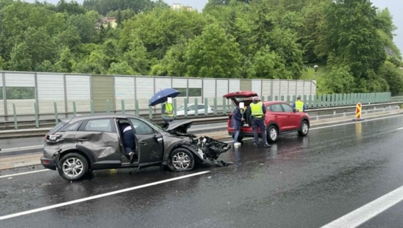 Der Unfall ereignete sich am Sonntagvormittag auf der Südautobahn im Bereich der Abfahrt Wolfsberg Nord. (Bild: Feuerwehr St. Andrä)