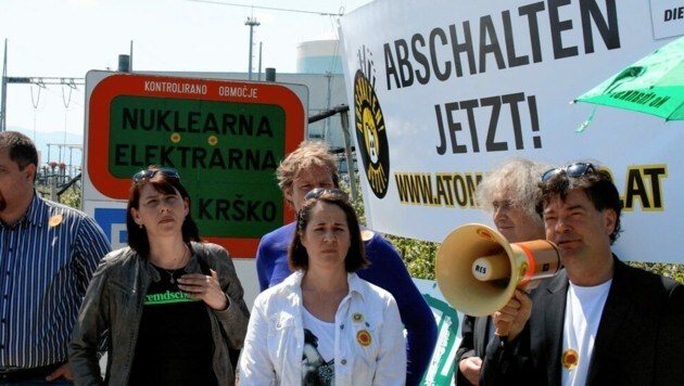Ein Archivbild: Grünen-Politiker Werner Kogler (re.) bei einem Protest gegen das AKW Krško. (Bild: Die Grünen)