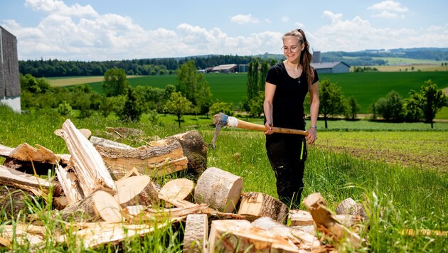 Auch das Holzhacken gehört zum Aufgabengebiet der tüchtigen Texingtalerin Saskia. (Bild: Imre Antal)