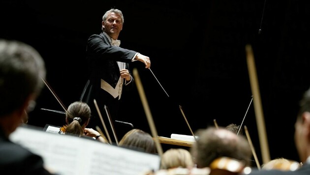 Frenetischer Beifall und Bravorufe: Markus Poschner führte das Bruckner Orchester durch wirbelnde Musikmotive (Bild: Reinhard Winkler)