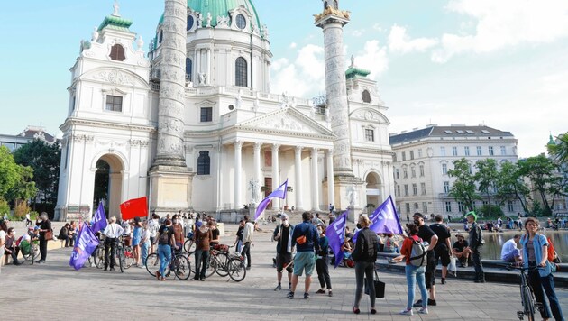 Ihren Unmut über die Platzsperre taten Demonstranten am Sonntag vor der Karlskirche kund. (Bild: Zwefo)