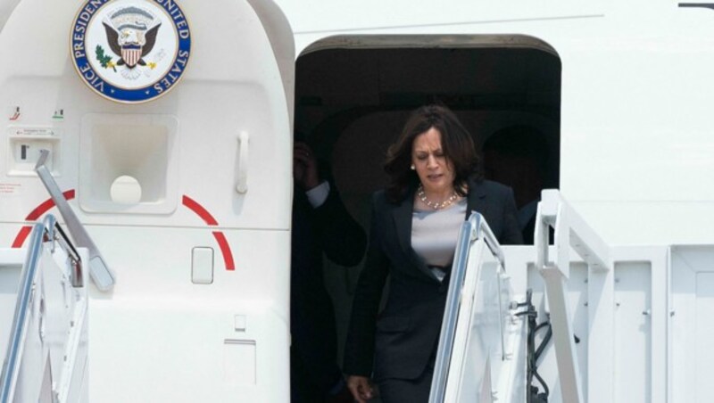 US-Vizepräsidentin Kamala Harris steigt nach dem Zwischenfall mit der Air Force One Maschine aus dem Flugzeug. (Bild: AFP)