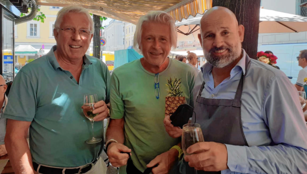 Edi Herz (Mitte) besuchte beim Heimaturlaub Freunde am Benediktinermarkt.Seit 20 Jahren lebt der Krügerl-Besitzer auf Madeira. (Bild: Tragner Christian)