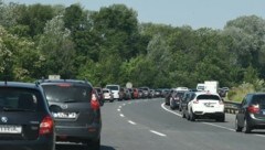 Die Rettungsgasse wird gut angenommen. (Bild: P. Huber)