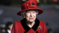 Queen Elizabeth im Juni beim Besuch des Flugzeugträgers HMS Queen Elizabeth in Portsmouth. (Bild: APA / Photo by Steve Parsons / AFP)