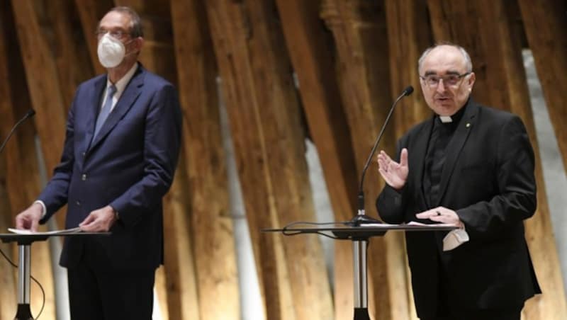 Der Bischof der steirischen Diözese Graz-Seckau Wilhelm Krautwaschl (rechts) und Bildungsminister Heinz Faßmann (ÖVP) (Bild: APA/HANS KLAUS TECHT)