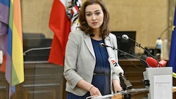 Justizministerin Alma Zadic (Grüne) entschuldigte sich am Montag für die strafrechtliche Verfolgung homosexueller Menschen in Österreich. (Bild: APA/HANS PUNZ)