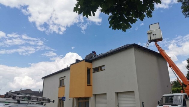 Am Dach des Arzthauses wurden Solarpaneele montiert (Bild: Gemeinde Wallern)