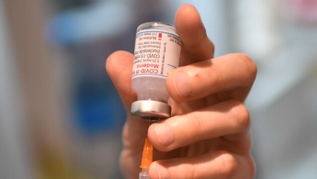 Der Moderna-Impfstoff wäre der zweite, der auch Jugendlichen verabreicht werden kann. (Bild: APA/AFP/STEPHANE DE SAKUTIN)