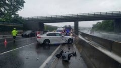 Crash auf der A 1: Die Retter hatten nicht nur mit Wracks und Regen zu kämpfen, sondern auch mit der mangelnden Disziplin unbeteiligter Lenker in Sachen Rettungsgasse. (Bild: FF Kirchstetten)