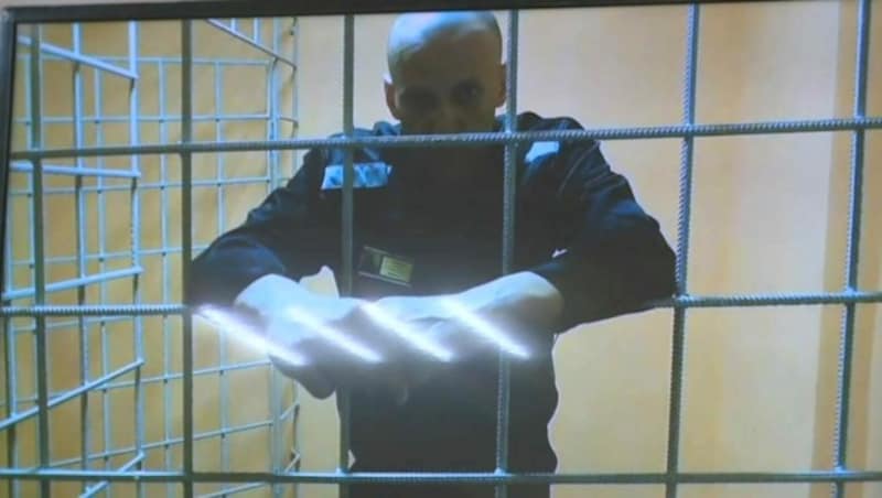 In einem Käfig und per Video wohnte Alexej Nawalny seiner Gerichtsanhörung am Montag bei. (Bild: ruptly.tv/Screenshot)