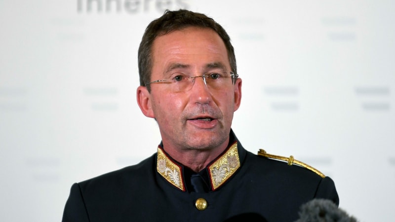 Wiens Polizeipräsident Gerhard Pürstl bezieht Stellung. (Bild: APA/ROLAND SCHLAGER)