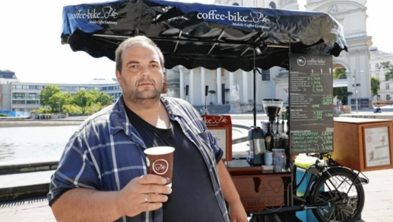 Drago B. (33) betreibt am Karlsplatz ein fahrbares Kaffeestandl. (Bild: Klemens Groh)