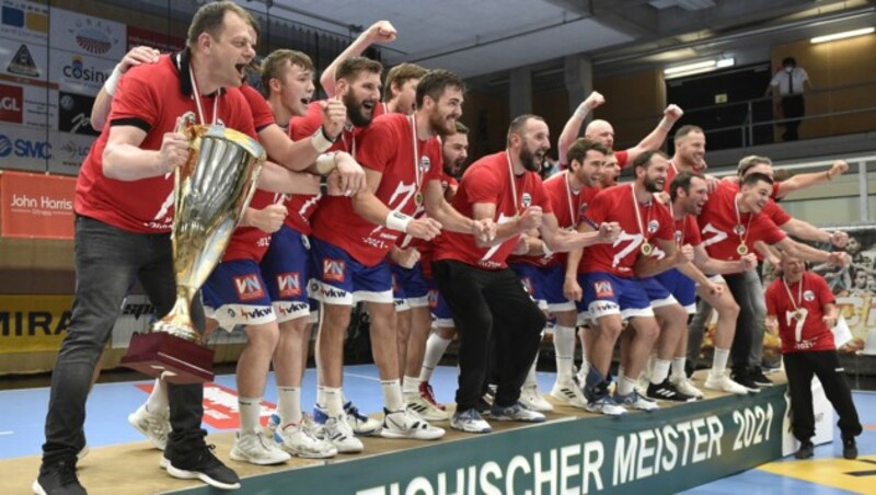 Das Team der Roten Teufel jubelt über den siebten Titel in der Vereinsgeschichte. (Bild: HANS PUNZ / APA / picturedesk.com)