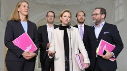 Von links nach rechts.: Andrea Klambauer, Nick Donig, NEOS-Chefin Beate Meinl-Reisinger, Nikolaus Scherak und Sepp Schellhorn - das Team der NEOS wird nun kräftig umgebaut. (Bild: APA/HERBERT NEUBAUER)