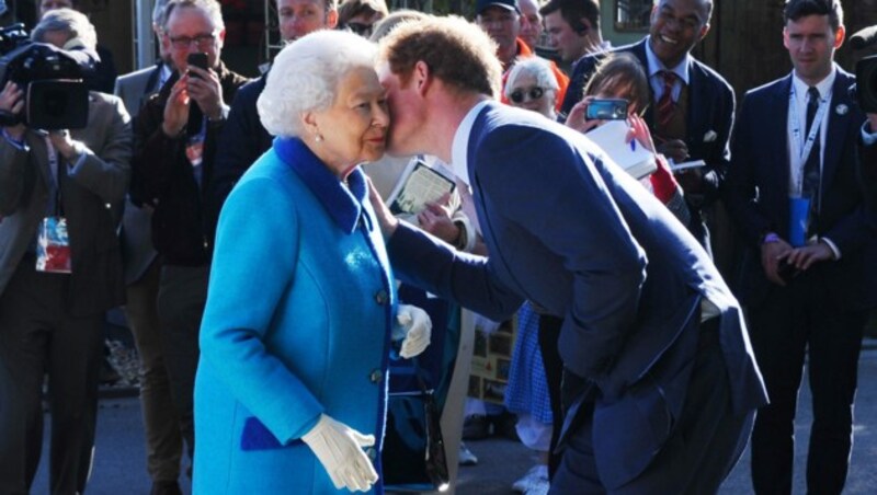 Queen Elizabeth und Prinz Harry begrüßen sich. (Bild: ROTA / Camera Press / picturedesk.com)