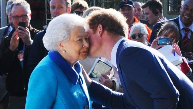 Prinz Harry begrüßt 2015 seine Großmutter Queen Ellizabeth II. (Bild: ROTA / Camera Press / picturedesk.com)