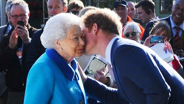 Prinz Harry begrüßt 2015 seine Großmutter Queen Ellizabeth II. (Bild: ROTA / Camera Press / picturedesk.com)