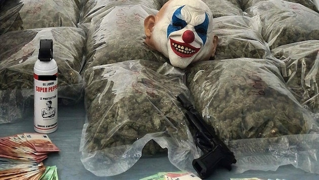Kiloweise Marihuana, Bargeld sowie eine Clownsmaske und eine Waffe wurden in den Bunkerwohungen sichergestellt. (Bild: BPD Wien)