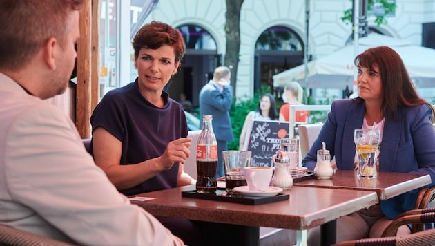 SPÖ-Chefin Rendi-Wagner (rechts) traf sich mit Wiener Wirten und präsentierte den „Österreich-Scheck“ - ein 1000-Euro-Gutschein für jeden Haushalt als Hilfe für krisengebeutelte Betriebe. (Bild: SPÖ)