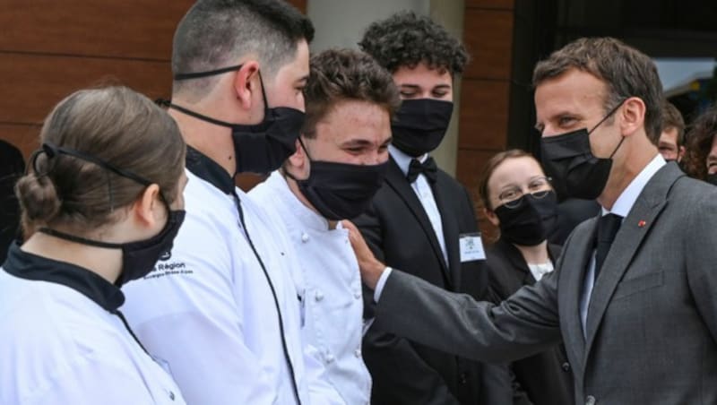 Nach der Ohrfeige ließ Macron sich nichts anmerken und plauderte weiter mit den Hotelfachschülern. (Bild: AP)