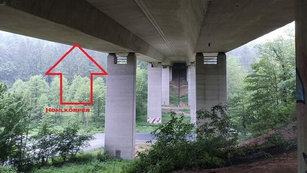 Auf diesem Bild markierte die Polizei den Hohlkörper in der Autobahnbrücke. (Bild: Polizei Rheinisch-Bergischer Kreis)
