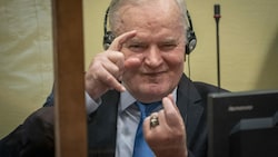 Ratko Mladic ohne Reue - beim Prozess imitierte er die Fotografen, die Bilder von ihm schossen. (Bild: AP)