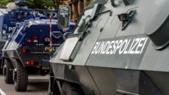 Mit einem Panzerwagen durchbrach die Polizei das Tor der Millionen-Villa (Symbolbild). (Bild: stock.adobe.com)