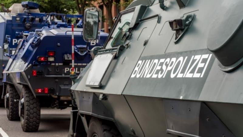 Mit einem Panzer durchbrach die Polizei das Tor der Millionen-Villa (Symbolbild). (Bild: stock.adobe.com)