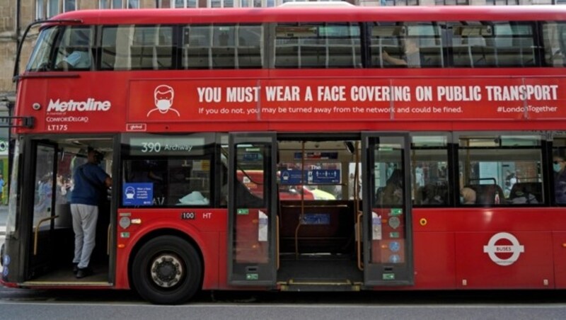 In den öffentlichen Verkehrsmitteln Großbritannien herrscht weiterhin die Pflicht zum Tragen eines Mund-Nasen-Schutzes. (Bild: AFP)